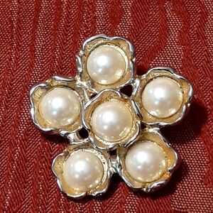 Faux Pearl Flowe Brooch/Pin Retro Cluster Design, Estate Lapel Pin